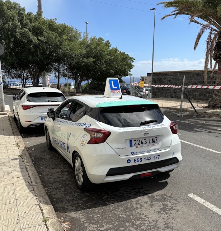 Coche de la Autoescuela Nueva Yrys con la placa L de prácticas en Santa Cruz de Tenerife