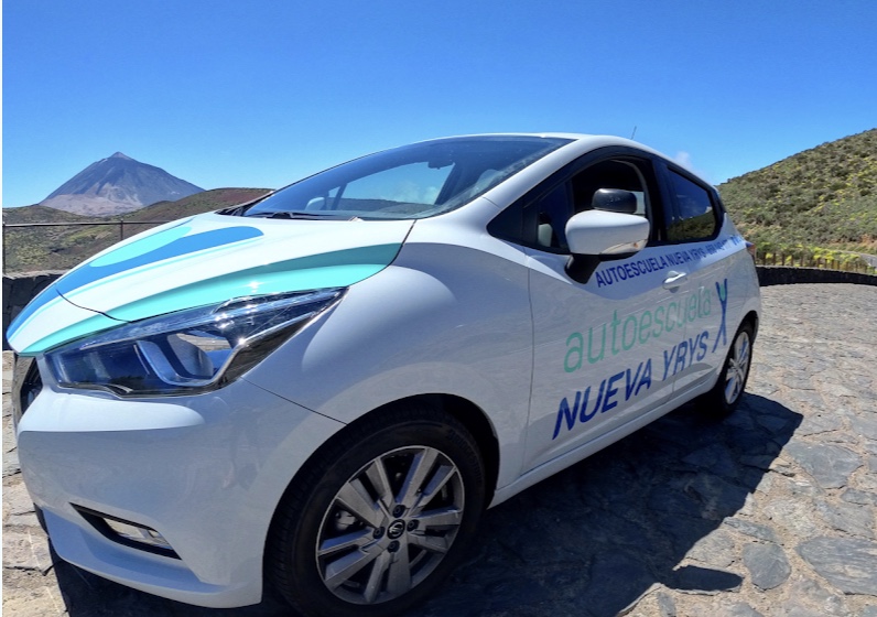 Coche de prácticas de la Autoescuela Nueva Yrys con el Teide al fondo, en Tenerife